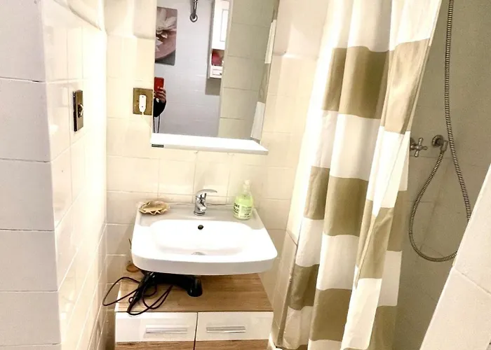 Grande Stanza Con Letto Matrimoniale Bagno Privato Zona San Paolo-trastevere-roma Tre "chez L'habitant"